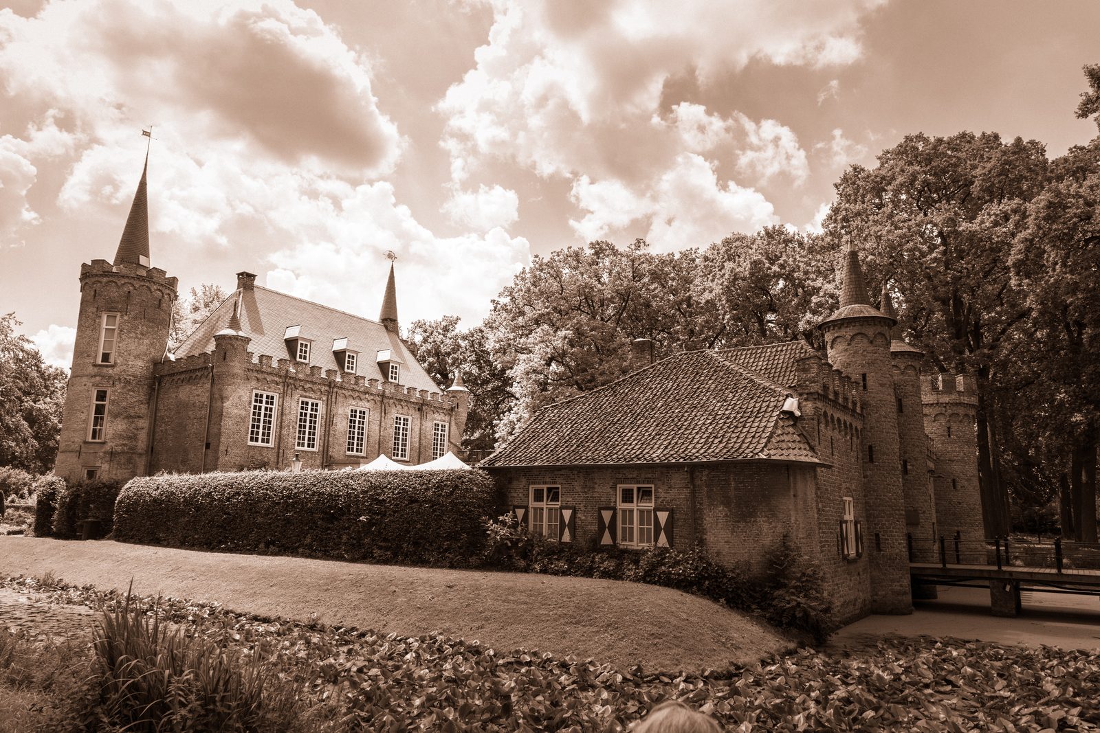 Een kasteel onder wolken, met een kader dat het verschil in beeldhoek illustreert.